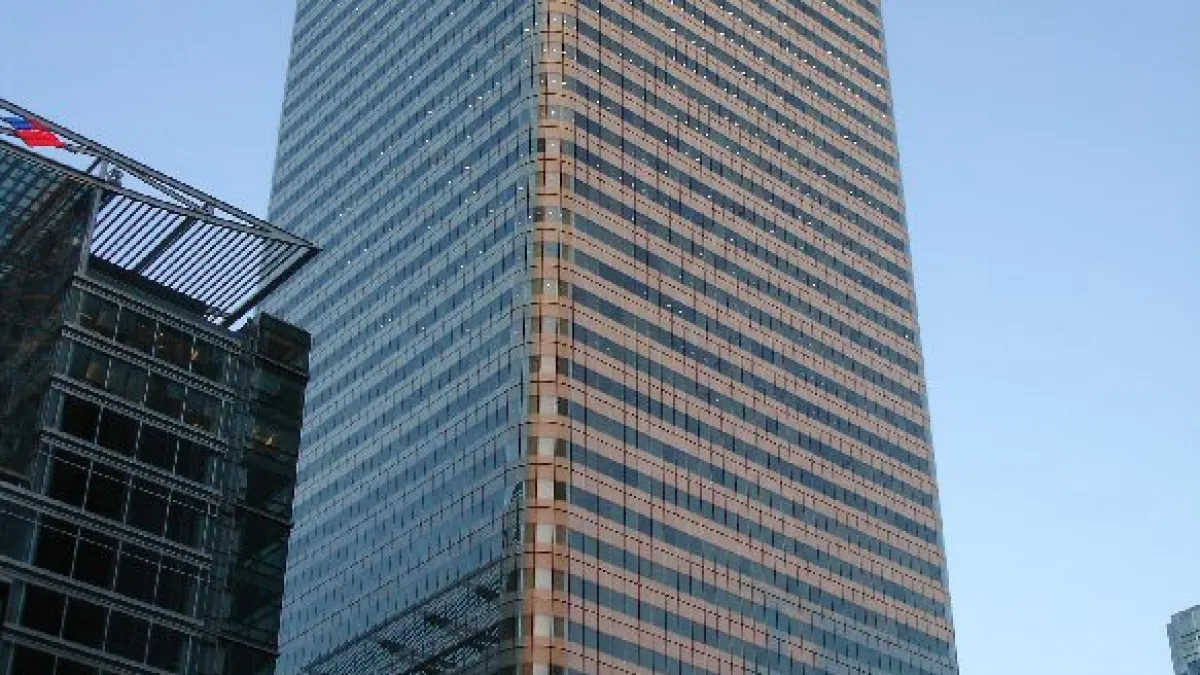 滙豐集團(HSBC)總資產高達2兆5千億美元,為排名歐洲第一、全球第七大銀行,卻在短短兩個月內提出兩次裁員計劃,顯示其營運壓力。圖為滙豐集團及英國滙豐的總部倫敦滙豐大廈。(資料照,取自維基百科)