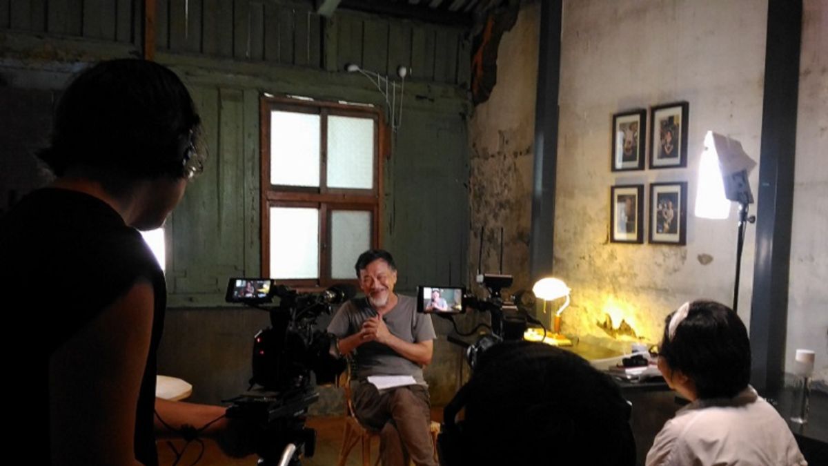 作者訝異,老友林柏樑落葉歸根,回到南部後,個性變得燦爛開朗,更展現大師風範、成為南部藝術圈的老大,得到桀傲不遜藝術家的尊敬。圖為林柏樑拍攝紀錄片。(取自楊堤柳臉書) 作者訝異,老友林柏樑落葉歸根,回到南部後,個性變得燦爛開朗,更展現大師風範、成為南部藝術圈的老大,得到桀傲不遜藝術家的尊敬。圖為林柏樑拍攝紀錄片。(取自楊堤柳臉書)