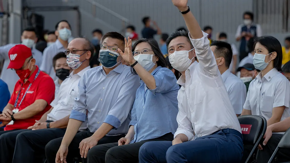 總統蔡英文與新竹市前市長林智堅、中華職棒會長蔡其昌參加新新竹棒球場開幕。(資料照,取自蔡英文臉書)