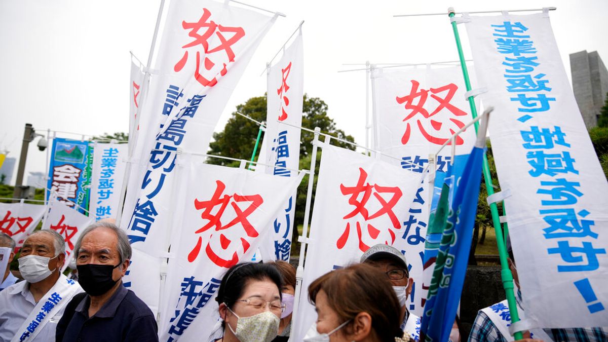 日本最高法院17日判決,日本政府對於福島核災災民要求的損害賠償不負法律責任。圖為提起訴訟的原告在最高法院附近示威。(美聯社) 日本最高法院17日判決,日本政府對於福島核災災民要求的損害賠償不負法律責任。圖為提起訴訟的原告在最高法院附近示威。(美聯社)