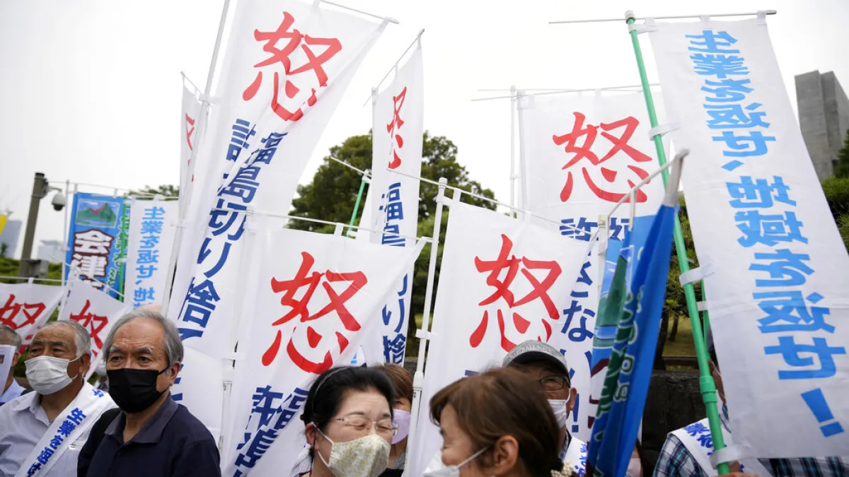 日本最高法院17日判決,日本政府對於福島核災災民要求的損害賠償不負法律責任。圖為提起訴訟的原告在最高法院附近示威。(美聯社)