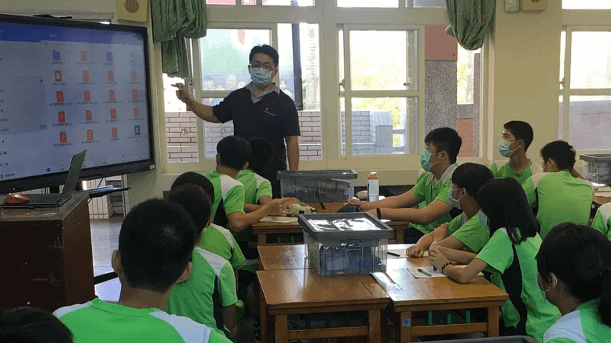 給与が技術系企業と競争できず、台湾の中高理科教員は「ゼロ」に向かっている。(資料写真提供:労働力発展署桃竹苗分署) 給与が技術系企業と競争できず、台湾の中高理科教員は「ゼロ」に向かっている。(資料写真提供:労働力発展署桃竹苗分署)