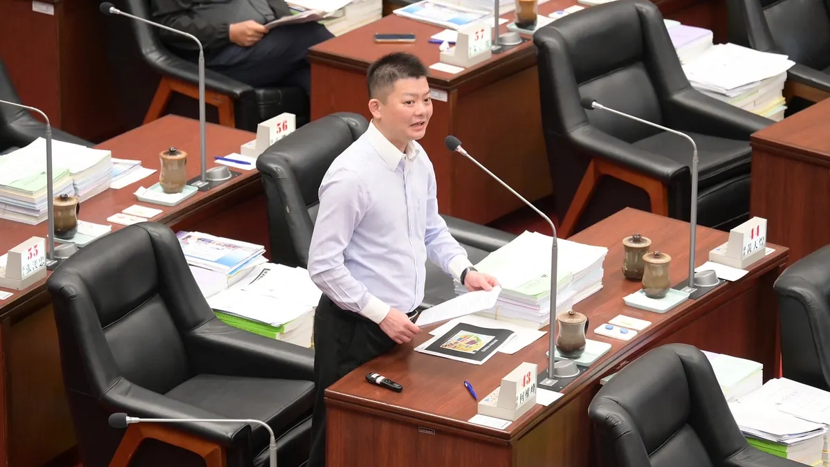 高市副議長曾俊傑今質詢時說,市府在中都重劃區的公共建設要提前部屬。(圖/高市議會提供) 高市副議長曾俊傑今質詢時說,市府在中都重劃區的公共建設要提前部屬。(圖/高市議會提供)