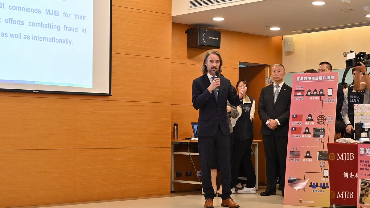 法務部調查局9日舉辦「偵辦重大電信詐欺案件暨台美合作破獲跨境機房成果記者會」,美國聯邦調查局駐台官員致詞。(行政院提供) 法務部調查局9日舉辦「偵辦重大電信詐欺案件暨台美合作破獲跨境機房成果記者會」,美國聯邦調查局駐台官員致詞。(行政院提供)