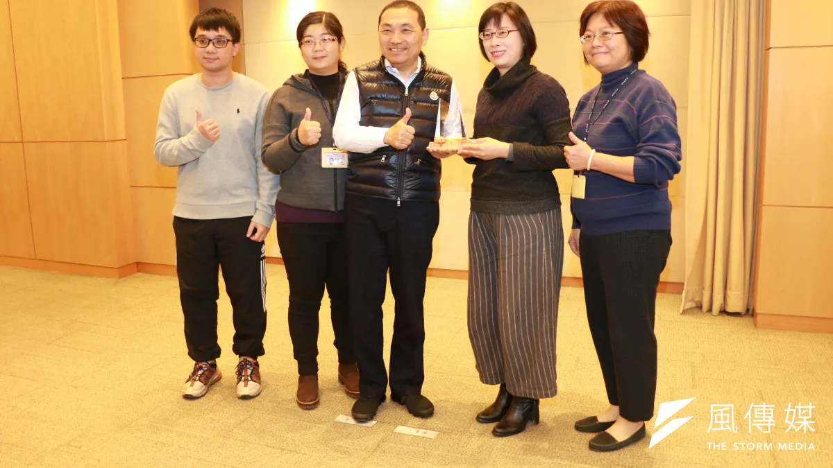 新北市林口區公所以「林口超Fun電 孩子的快樂天堂」主題榮獲 台灣健康城市健康特色獎,區長劉淑芬(右二)在市政會議上獻獎給市長侯友宜。(圖/李梅瑛攝)