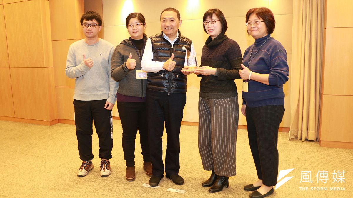 新北市林口區公所以「林口超Fun電 孩子的快樂天堂」主題榮獲 台灣健康城市健康特色獎,區長劉淑芬(右二)在市政會議上獻獎給市長侯友宜。(圖/李梅瑛攝) 新北市林口區公所以「林口超Fun電 孩子的快樂天堂」主題榮獲 台灣健康城市健康特色獎,區長劉淑芬(右二)在市政會議上獻獎給市長侯友宜。(圖/李梅瑛攝)