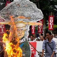2025年8月6日、インド共産党がコルカタの街でアメリカ大統領トランプの肖像を焼き、帝国主義に抗議した。(AP通信) 2025年8月6日、インド共産党がコルカタの街でアメリカ大統領トランプの肖像を焼き、帝国主義に抗議した。(AP通信)