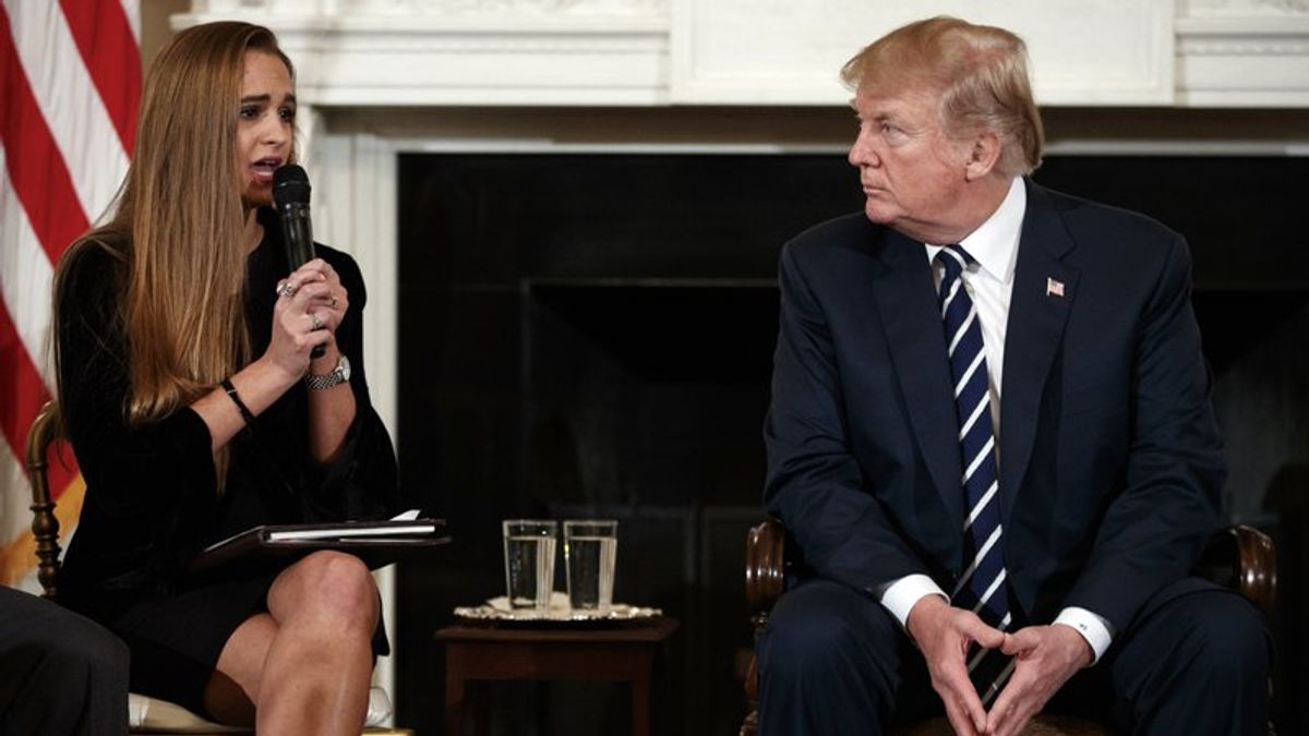 川普21日與佛州槍擊案的倖存者會面。(AP) 川普21日與佛州槍擊案的倖存者會面。(AP)