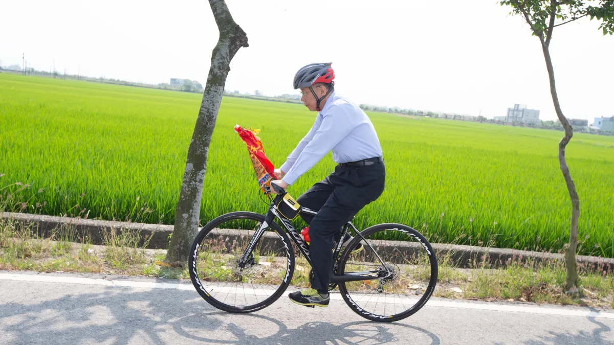 台北市長柯文哲12日從嘉義出發,繼續參與大甲媽祖遶境行程,北市議員汪志彬質疑許多秘書處人員請假陪同。(柯粉俱樂部提供)