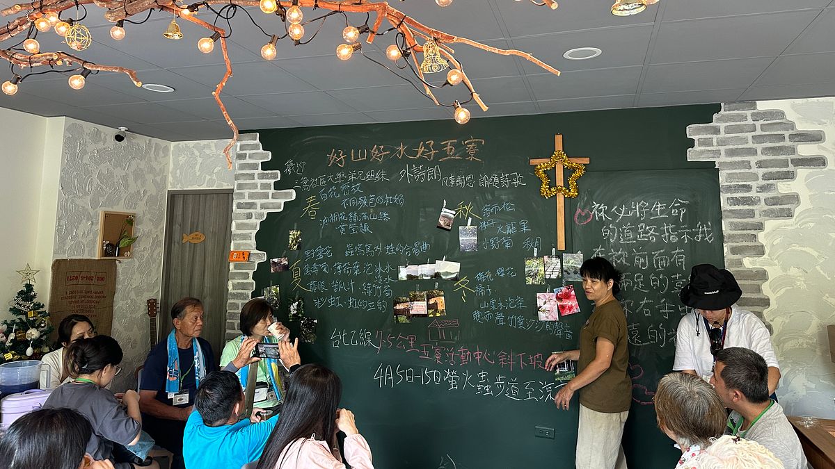 串聯五寮客庄店家一同講述客家文化民眾玩的好開心一點都不無聊。(圖/新北市客家事務局提供) 串聯五寮客庄店家一同講述客家文化民眾玩的好開心一點都不無聊。(圖/新北市客家事務局提供)