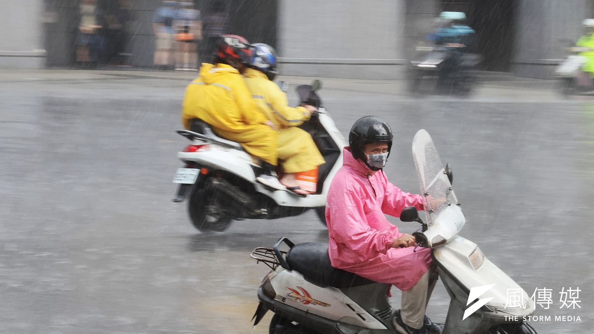 針對目前已開放的10處行政區(原六區、永康、仁德、歸仁、關廟),所有單向兩車道路段剩餘36條,8月24日凌晨起將全面性開放「內側車道開放機車行駛」、「路口不強制兩段左轉」。(資料照/柯承惠攝) 針對目前已開放的10處行政區(原六區、永康、仁德、歸仁、關廟),所有單向兩車道路段剩餘36條,8月24日凌晨起將全面性開放「內側車道開放機車行駛」、「路口不強制兩段左轉」。(資料照/柯承惠攝)