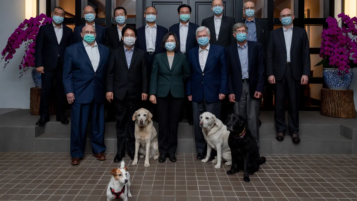 美國氣候特使凱瑞訪問中國時,拜登私人代表前參議員陶德等3人訪台。圖為總統蔡英文15日晚間宴請特使團。(取自總統府網站)