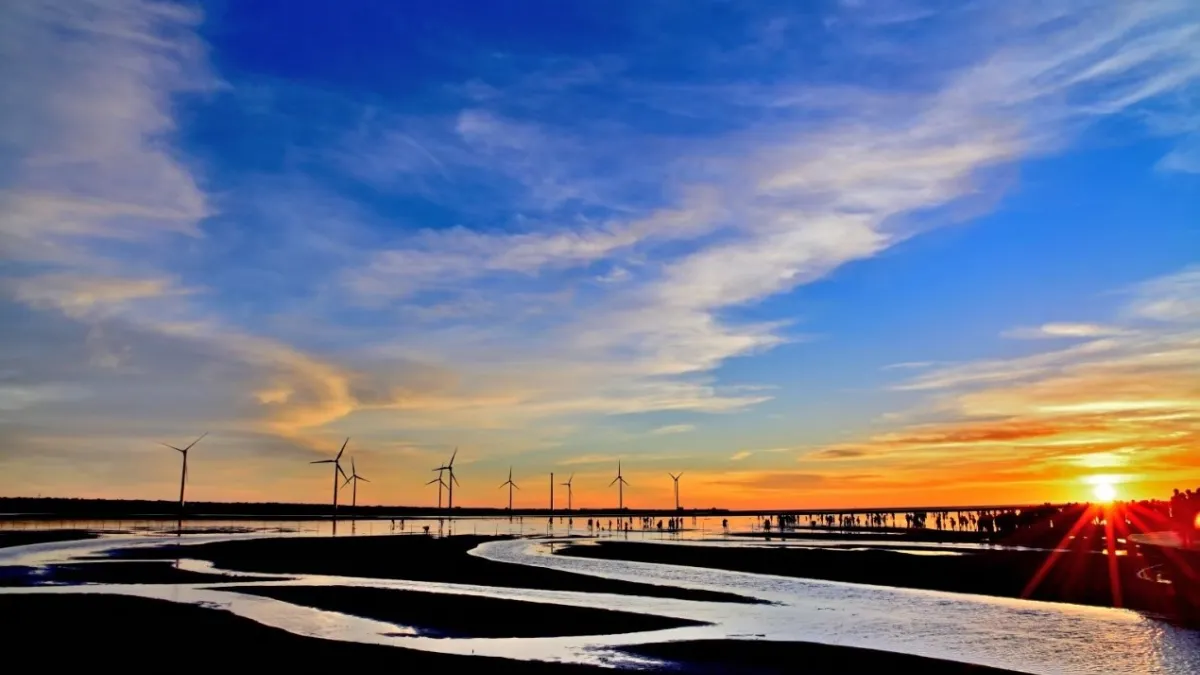 以夕陽美景及豐富生態聞名的高美濕地,透過規劃將提升整體環境發展及旅遊品質。(圖/臺中市政府都市發展局提供)