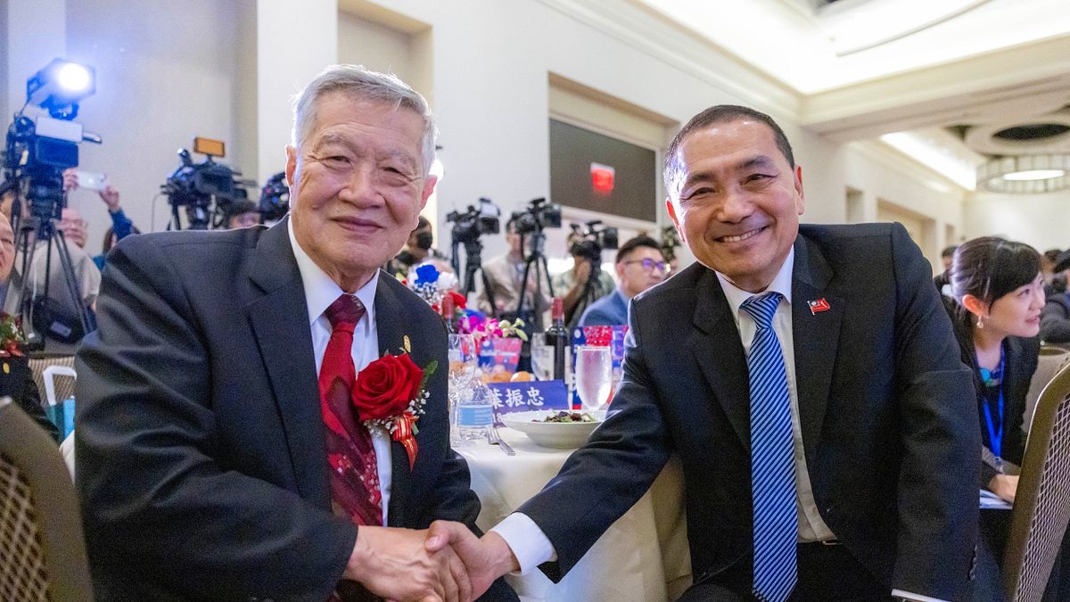 國民黨總統參選人侯友宜美東時間16日晚間前往紐澤西參加全美台灣同鄉聯誼會第45屆年會晚宴,國際刑事鑑識專家李昌鈺也到場力挺。(圖/侯友宜競選辦公室提供) 國民黨總統參選人侯友宜美東時間16日晚間前往紐澤西參加全美台灣同鄉聯誼會第45屆年會晚宴,國際刑事鑑識專家李昌鈺也到場力挺。(圖/侯友宜競選辦公室提供)