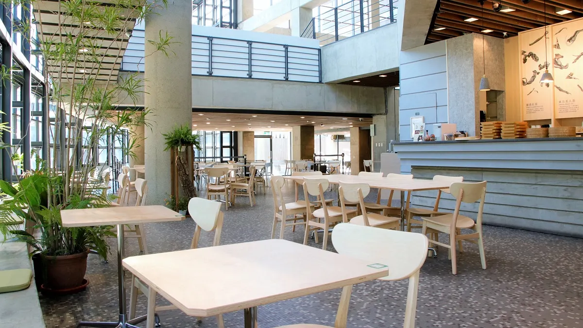 「甘樂茶事」延續陶博館獨特的清水模風格,以茶山意象增添清新綠意,植栽搭配木質感傢俱帶來溫暖氛圍。(圖/新北市立鶯歌陶瓷博物館) 「甘樂茶事」延續陶博館獨特的清水模風格,以茶山意象增添清新綠意,植栽搭配木質感傢俱帶來溫暖氛圍。(圖/新北市立鶯歌陶瓷博物館)