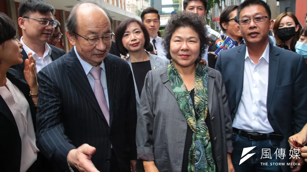 總統府秘書長陳菊27日拜會民進黨立院黨團,民進黨總召柯建銘及黨團幹部一同前去迎接。(顏麟宇攝)