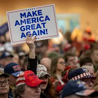 トランプがアメリカで引き起こしたMAGA運動について、在米エンジニアの張一飛が『風伝媒』の特別インタビューで分析。この動きは、植民地主義の遺伝子の産物である。(資料写真、AP通信) トランプがアメリカで引き起こしたMAGA運動について、在米エンジニアの張一飛が『風伝媒』の特別インタビューで分析。この動きは、植民地主義の遺伝子の産物である。(資料写真、AP通信)