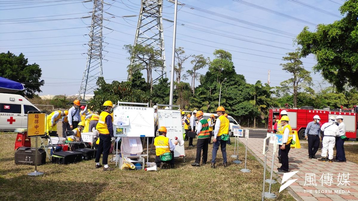 2月24日無預警緊急應變演練現場指揮官指派任務與器材整備作業。(圖/徐炳文攝) 2月24日無預警緊急應變演練現場指揮官指派任務與器材整備作業。(圖/徐炳文攝)