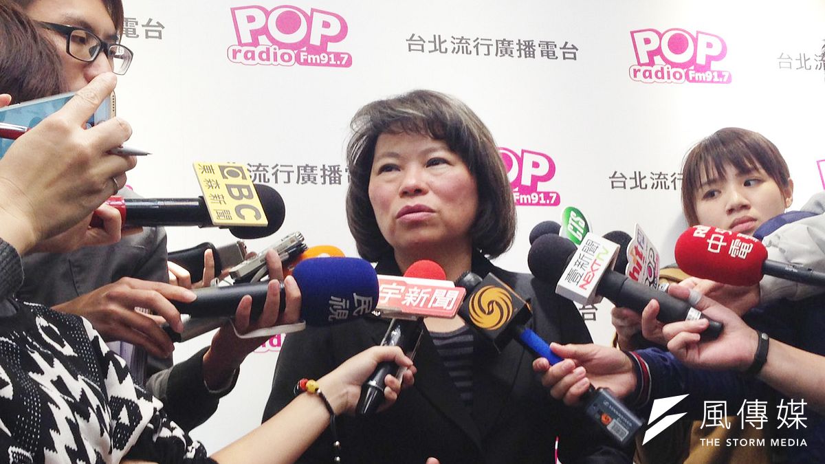 黃敏惠(中)接受廣播專訪表示,她一直都在各縣市進行基層拜訪,以具體行動與大家真誠溝通,這比較重要。(羅暐智攝) 黃敏惠(中)接受廣播專訪表示,她一直都在各縣市進行基層拜訪,以具體行動與大家真誠溝通,這比較重要。(羅暐智攝)