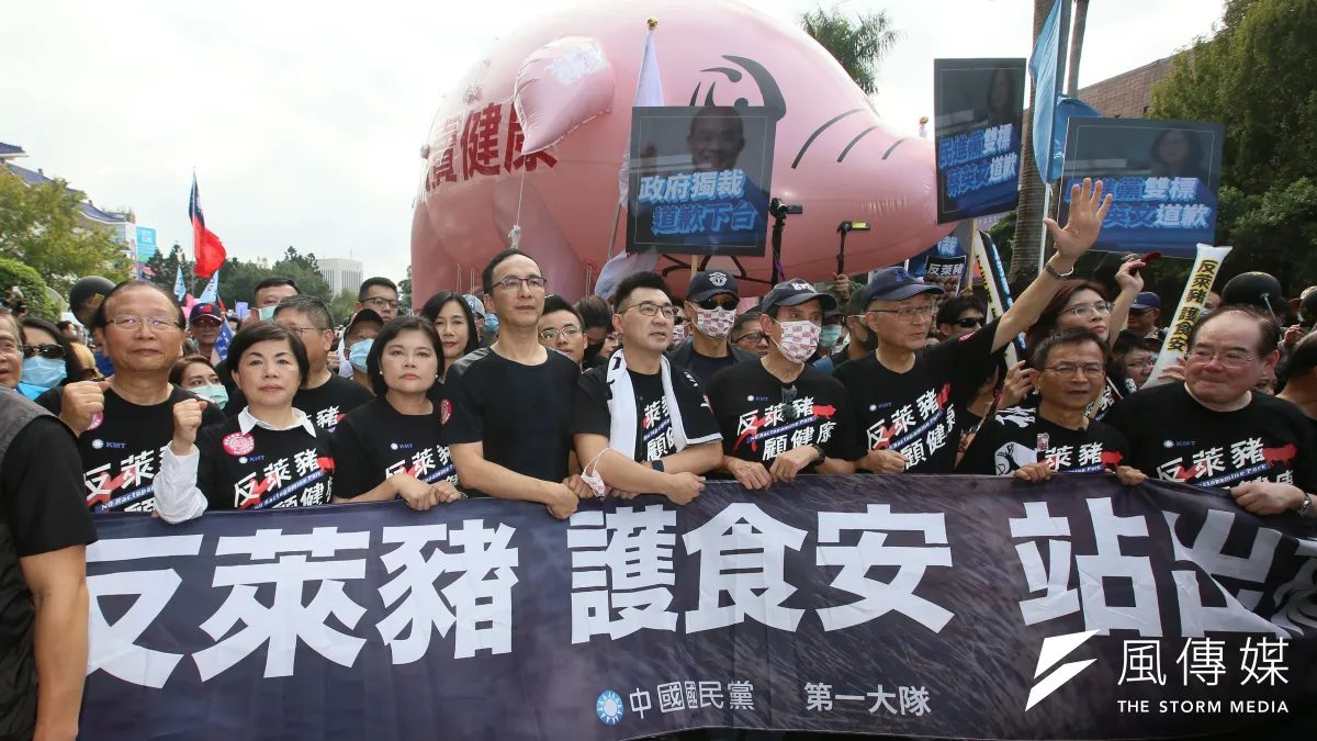 以反萊豬為主訴求的秋鬥遊行22日從凱道集結出發,國民黨主席江啓臣與前主席馬英九、朱立倫及吳敦義等人出席。(柯承惠攝)