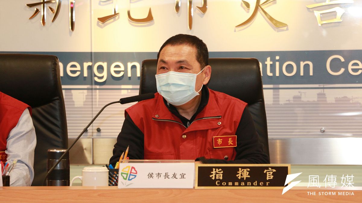 新北市長侯友宜強調,室內高風險場所及面對高風險族群,還是要採取嚴格的標準、高規格的控管漸進式開放。(圖/李梅瑛攝) 新北市長侯友宜強調,室內高風險場所及面對高風險族群,還是要採取嚴格的標準、高規格的控管漸進式開放。(圖/李梅瑛攝)