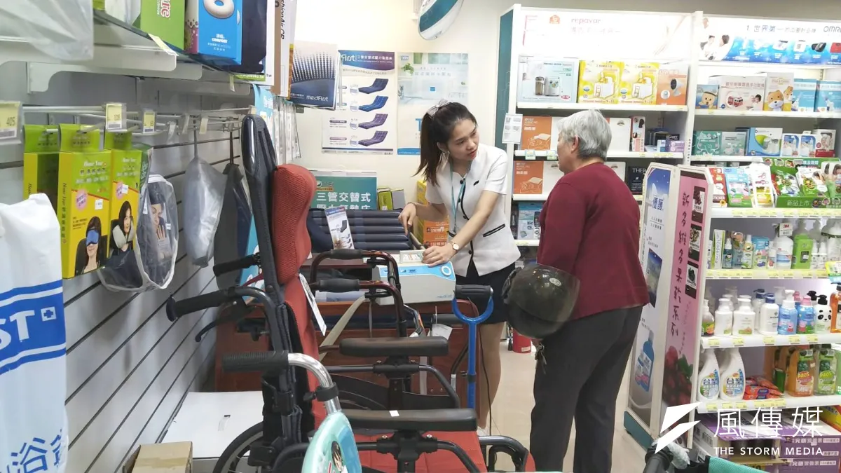 91歲阿快嬤的女兒(右)到杏一醫療用品店為母親購買輔具,店員熱心解說,她認為新北市民推出的輔具超音速服務讓她們受益良多 。(圖/李梅瑛攝)