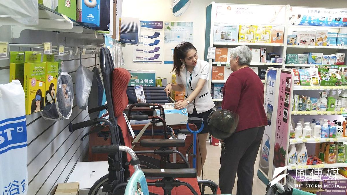 91歲阿快嬤的女兒(右)到杏一醫療用品店為母親購買輔具,店員熱心解說,她認為新北市民推出的輔具超音速服務讓她們受益良多 。(圖/李梅瑛攝) 91歲阿快嬤的女兒(右)到杏一醫療用品店為母親購買輔具,店員熱心解說,她認為新北市民推出的輔具超音速服務讓她們受益良多 。(圖/李梅瑛攝)