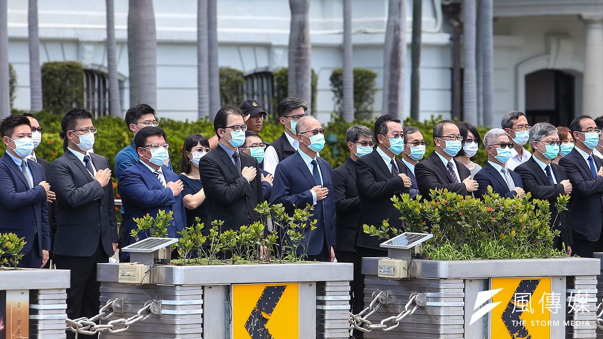 20200814-總統府秘書長李大維、國安會秘書長顧立雄等人14日於府前向前總統李登輝移靈車隊致敬。(顏麟宇攝) 20200814-總統府秘書長李大維、國安會秘書長顧立雄等人14日於府前向前總統李登輝移靈車隊致敬。(顏麟宇攝)