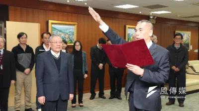 中油31日辦理總經理交接典禮,新任總經理李順欽(右)上任宣示,董事長戴謙(左)見證。(中油提供)