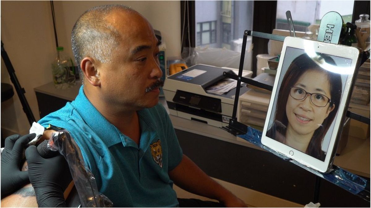 陳禮文手臂上刺著的是他剛剛因病去世的女兒Jenny。(圖/BBC中文網) 陳禮文手臂上刺著的是他剛剛因病去世的女兒Jenny。(圖/BBC中文網)