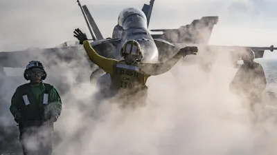 美軍卡爾文斯號航空母艦上的F/A-18。(美國海軍官網)