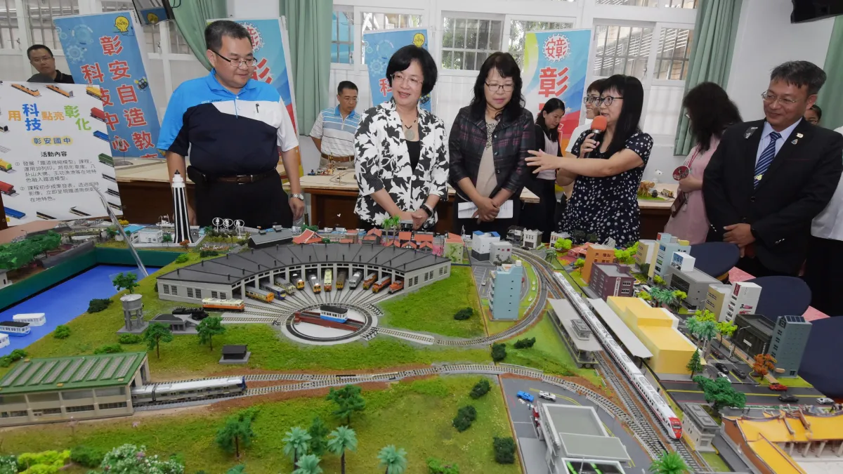彰安國中與平和國小、竹塘國中跨校結盟,發展「鐵道微縮模型」課程,運用3D列印,將扇形車庫、八卦山大佛、王功漁港等在地特色縮小融入鐵道模型。(圖/台中市政府提供)
