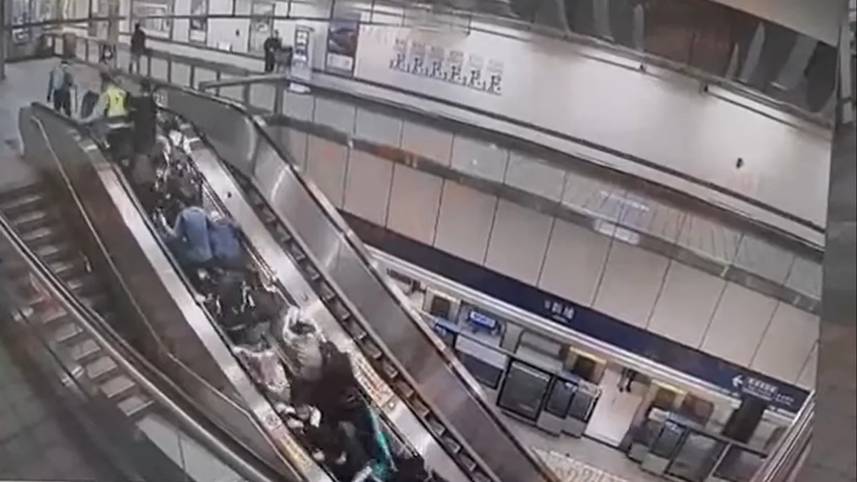 北捷新埔站手扶梯於11日突然故障失速下滑,30位民眾全部向後跌成一團。(圖/翻攝自爆廢公社)