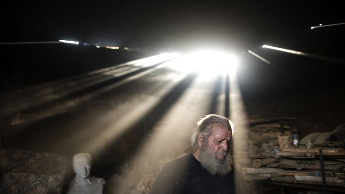 希臘陶藝師傅古馬斯(Haralambos Goumas)50多年來,以傳統技法打造了上千座希臘神像。(美聯社) 希臘陶藝師傅古馬斯(Haralambos Goumas)50多年來,以傳統技法打造了上千座希臘神像。(美聯社)