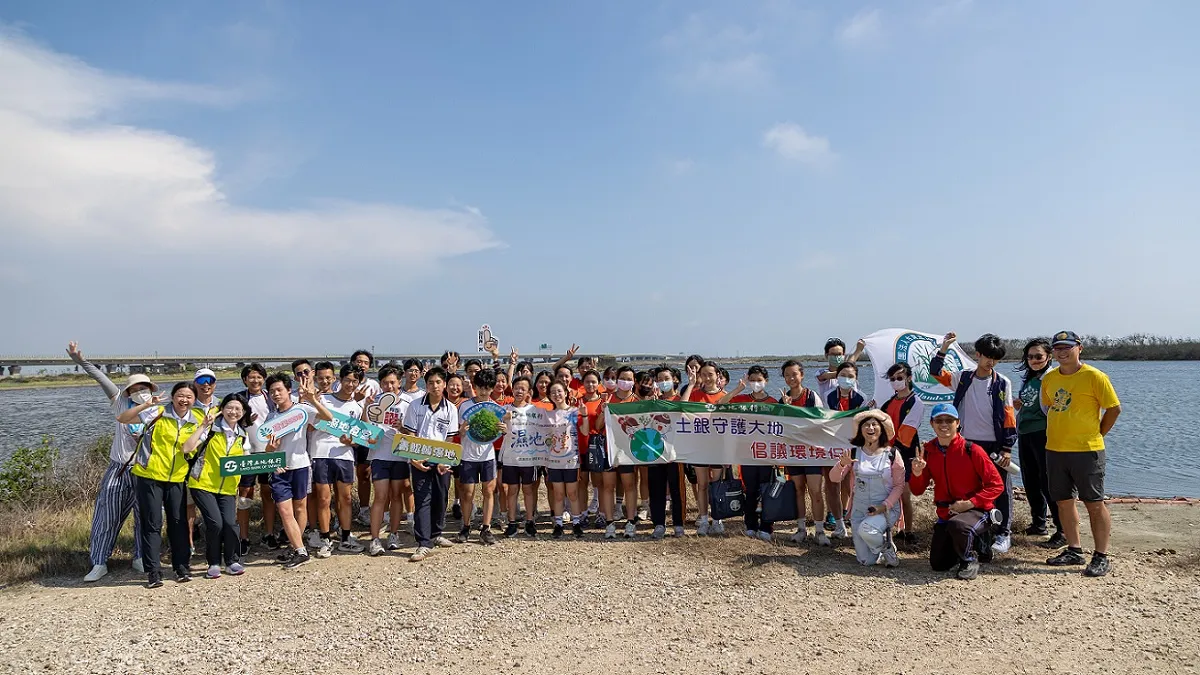 土地銀行再度攜手台灣濕地保護聯盟,合作舉辦「濕地與食堂-115年中小學環境暨金融教育推廣計畫」,邀請臺南市佳里國中師生共同參與並合影留念。