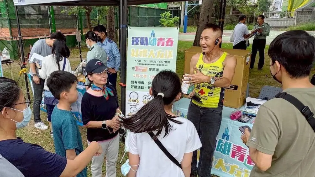 宣傳活動以市民大眾為主並且準備小禮物作為有獎徵答 。(圖/高市運發局提供) 宣傳活動以市民大眾為主並且準備小禮物作為有獎徵答 。(圖/高市運發局提供)