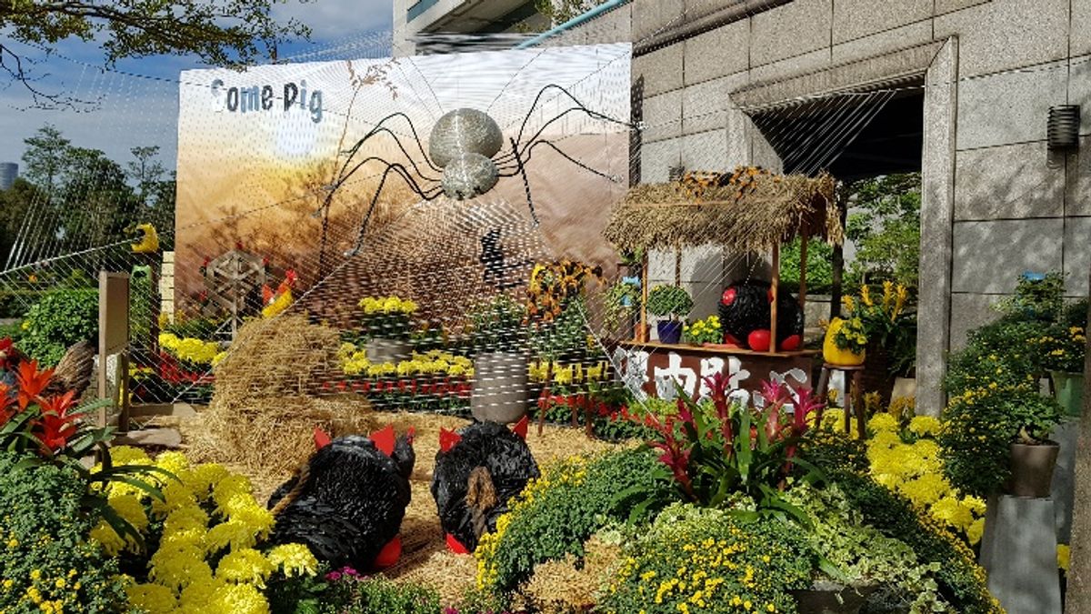 今年士林官邸菊展特別在市民廣場新闢展區,《夏綠蒂的網》電影經典場景(北市府) 今年士林官邸菊展特別在市民廣場新闢展區,《夏綠蒂的網》電影經典場景(北市府)