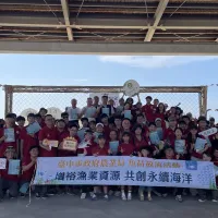 中市農業局在松柏漁港辦「海好有你 魚生相守」環境永續行動。與企業志工一起進行魚苗放流工作。(圖/台中市政府) 中市農業局在松柏漁港辦「海好有你 魚生相守」環境永續行動。與企業志工一起進行魚苗放流工作。(圖/台中市政府)