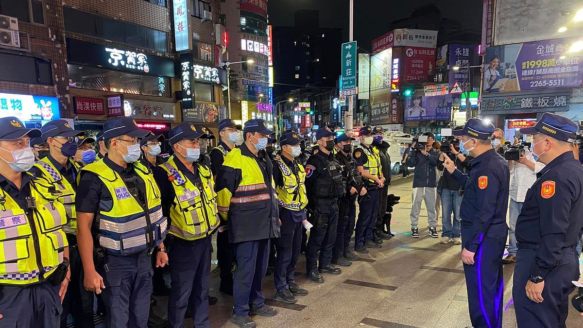 有疑為基層員警的網友,在前立委黃國昌的直播留言透露,夜店殺警案的兇嫌之一易寶宏正於外役監服役。(示意圖/取自板橋警聲雲臉書) 有疑為基層員警的網友,在前立委黃國昌的直播留言透露,夜店殺警案的兇嫌之一易寶宏正於外役監服役。(示意圖/取自板橋警聲雲臉書)