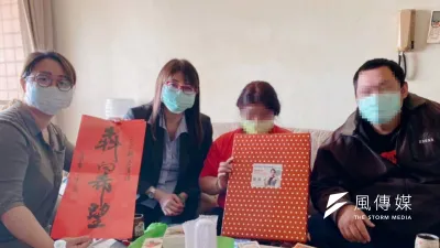高雄毒防局長林瑩蓉(左二),春節送暖關懷訪視弱勢、脆弱家庭個案。(圖/徐炳文攝)