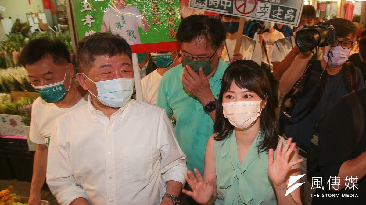 陳時中(左)近期爭議不斷之際,親自打了通電話,給本次北市選舉「重中之重」的內湖、南港區立委高嘉瑜(右)。(資料照,顏麟宇攝) 陳時中(左)近期爭議不斷之際,親自打了通電話,給本次北市選舉「重中之重」的內湖、南港區立委高嘉瑜(右)。(資料照,顏麟宇攝)