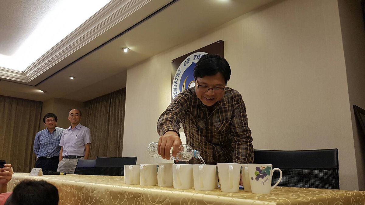 內政部長葉俊榮(右)帶回太平島的太平水,並現場請媒體試喝。(內政部提供) 內政部長葉俊榮(右)帶回太平島的太平水,並現場請媒體試喝。(內政部提供)