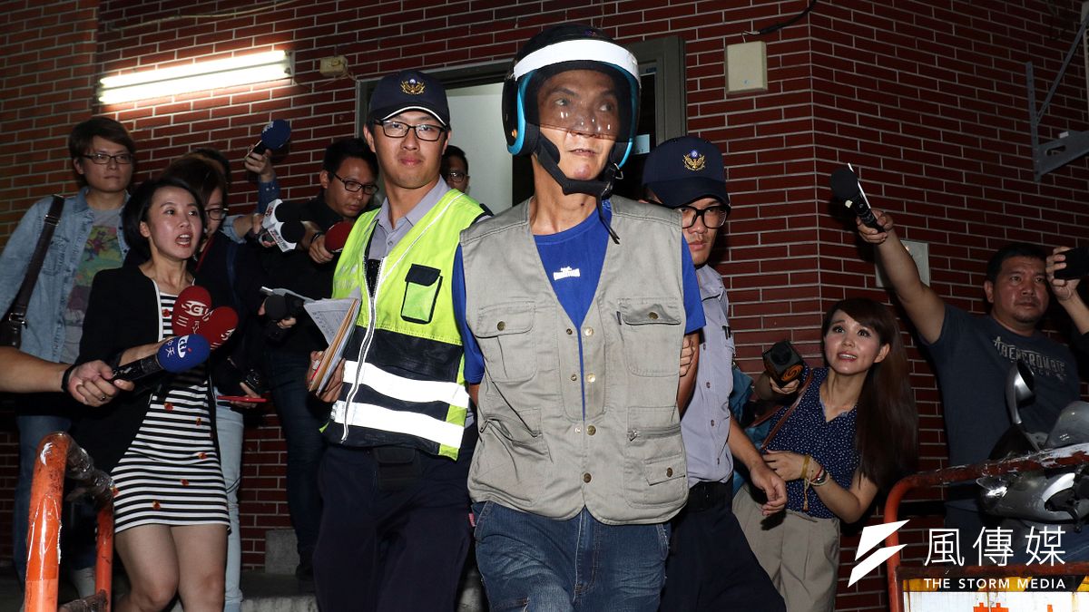 r今天晚間六時許,位於總統府貴陽街車道口,有一位柯姓男子欲騎機車強闖入府內,遭到憲兵阻攔後,持石塊、鐵鎚等物品向憲兵丟擲,柯男立刻遭到憲兵壓制逮捕(蘇仲泓攝).jpg r今天晚間六時許,位於總統府貴陽街車道口,有一位柯姓男子欲騎機車強闖入府內,遭到憲兵阻攔後,持石塊、鐵鎚等物品向憲兵丟擲,柯男立刻遭到憲兵壓制逮捕(蘇仲泓攝).jpg