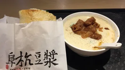 阜杭豆漿的魅力在哪裡?許多網友推薦招牌豆漿、燒餅、油條等經典品項,認為這家老字號早餐店確實美味,值得排隊。(示意圖/取自flickr@芳蘭 徐芳蘭)