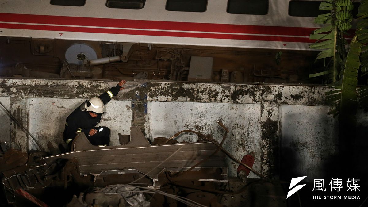 台鐵普悠瑪列車在北迴鐵路蘇澳鎮新馬車站發生翻覆,造成重大傷亡。(陳品佑攝) 台鐵普悠瑪列車在北迴鐵路蘇澳鎮新馬車站發生翻覆,造成重大傷亡。(陳品佑攝)