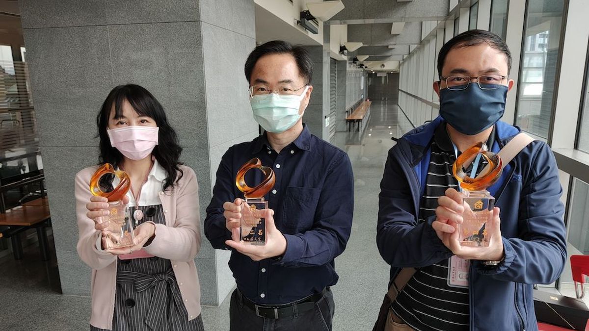 (左起)新北市稅捐稽徵處、新北市立圖書館館長王錦華及新莊區公所領獎代表。(圖/新北市勞工局提供) (左起)新北市稅捐稽徵處、新北市立圖書館館長王錦華及新莊區公所領獎代表。(圖/新北市勞工局提供)