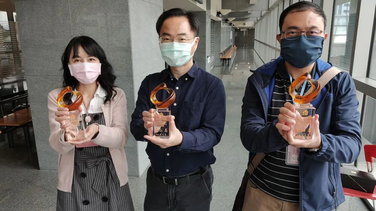 (左起)新北市稅捐稽徵處、新北市立圖書館館長王錦華及新莊區公所領獎代表。(圖/新北市勞工局提供)