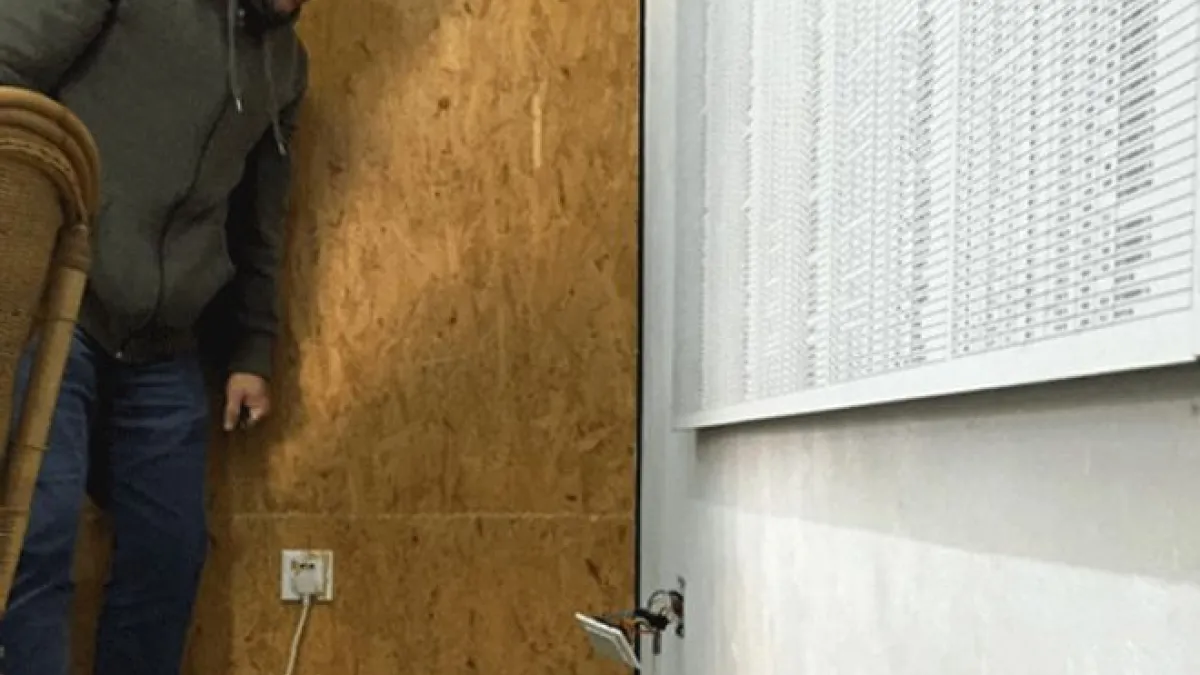 艾未未在社交網站Instagram的帳戶貼出在電源插座中發現的電子裝置。(BBC中文網)