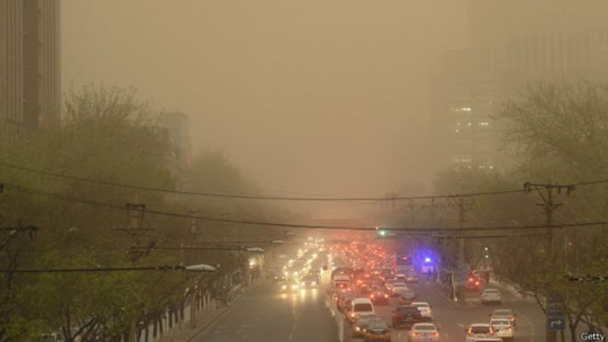 沙塵暴籠罩之下的北京三里屯。(BBC中文網) 沙塵暴籠罩之下的北京三里屯。(BBC中文網)