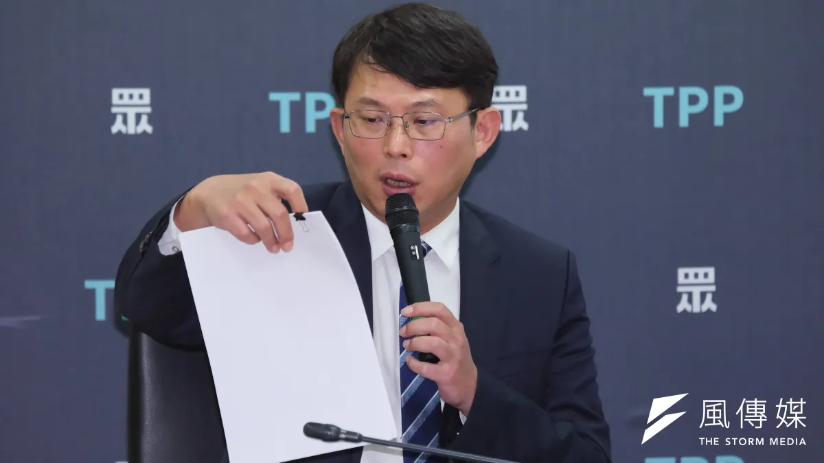 台灣民眾黨立法院黨團16日召開「民進黨政府圖利力暘光電弊案 鋸箭起訴、縱放高官」記者會,圖為民眾黨立委黃國昌。(劉偉宏攝)